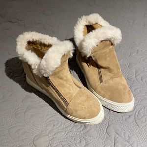 Women’s ankle boots size 7.